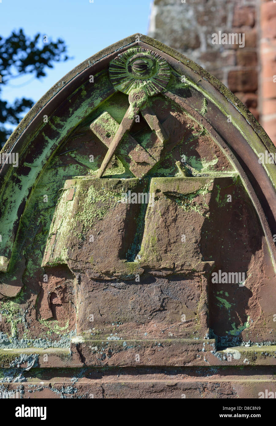 Pietra tombale con simboli massonico (dettaglio). Chiesa di Santa Maria Holme Cultram. Abbeytown, Cumbria, England, Regno Unito, Europa. Foto Stock