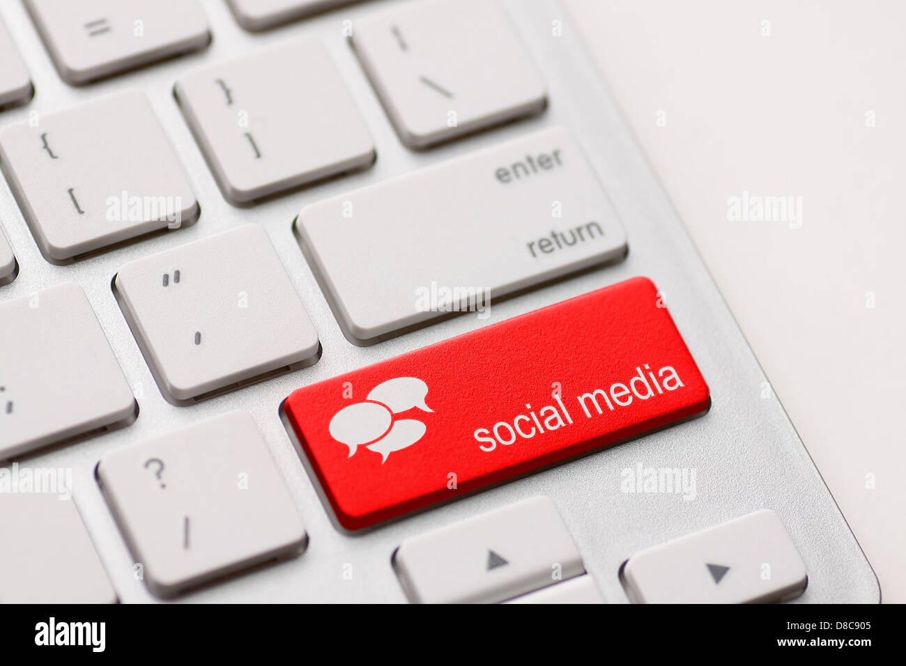 Social Media pulsante su una tastiera con il discorso di bolle. Foto Stock