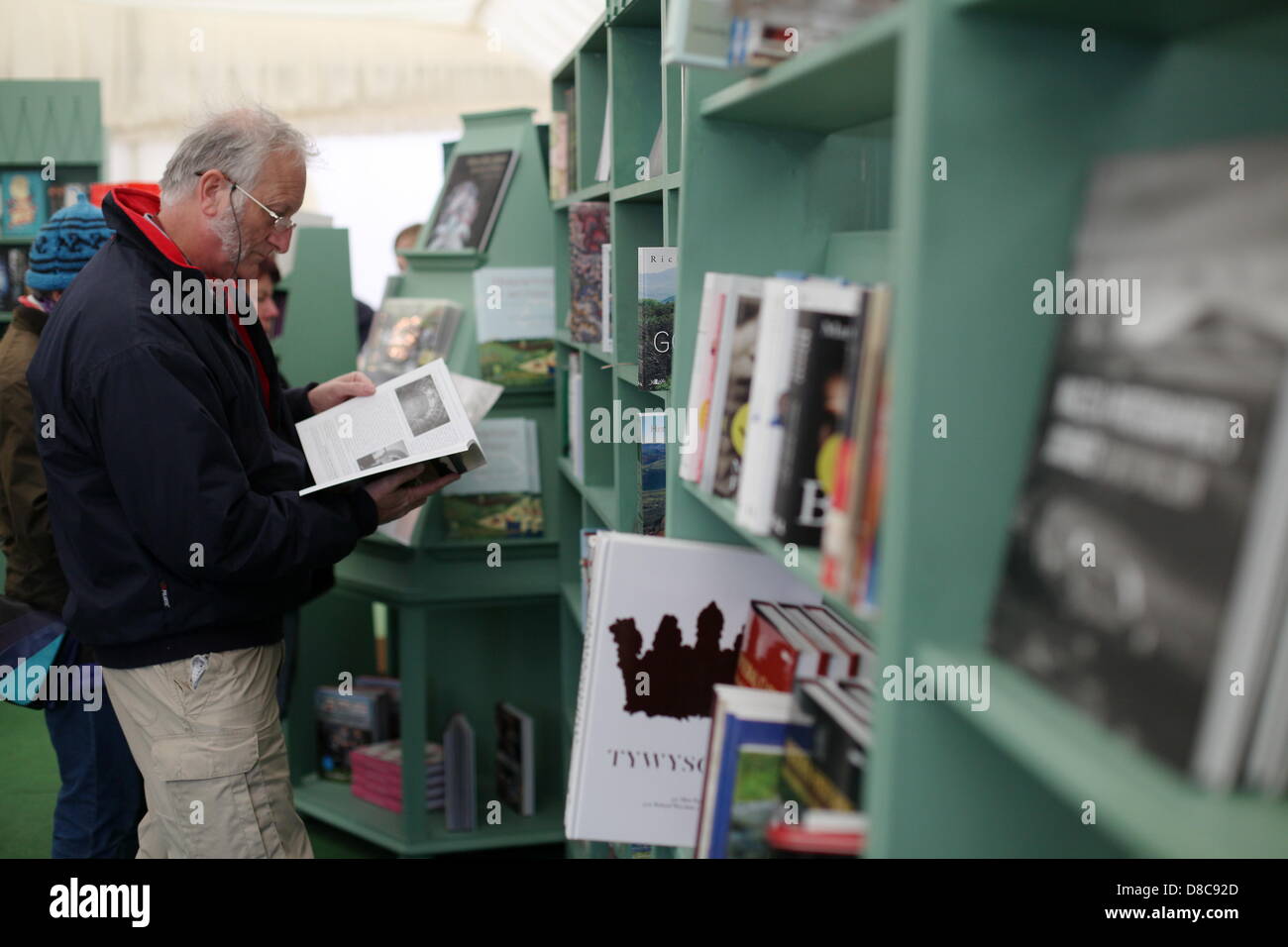 Hay Festival 2013, Wales, Regno Unito. Il 24 maggio 2013. Festival di fieno, POWYS, GALLES, 2013 24/05/13 navigando gli scaffali nel fieno bookshop. Viste generali del fieno fesitval letteraria 2013, POWYS, GALLES. Foto di: Ben Wyeth/Alamy Live News Foto Stock