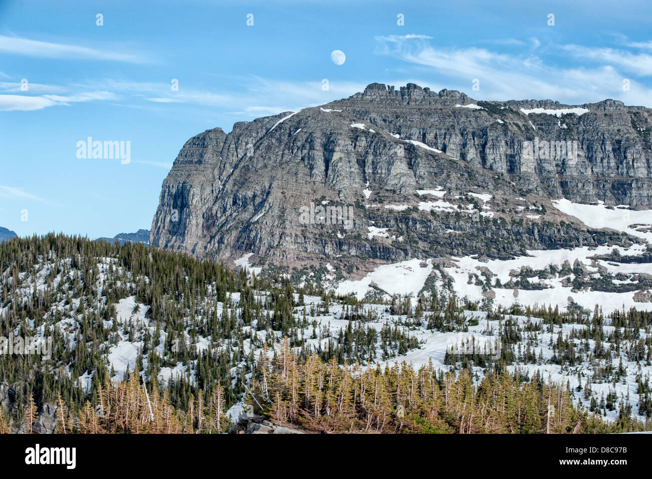 Luna crescente sopra la parte superiore della guida pesante Mountain presso il Glacier National Park, Montana, USA. Foto Stock