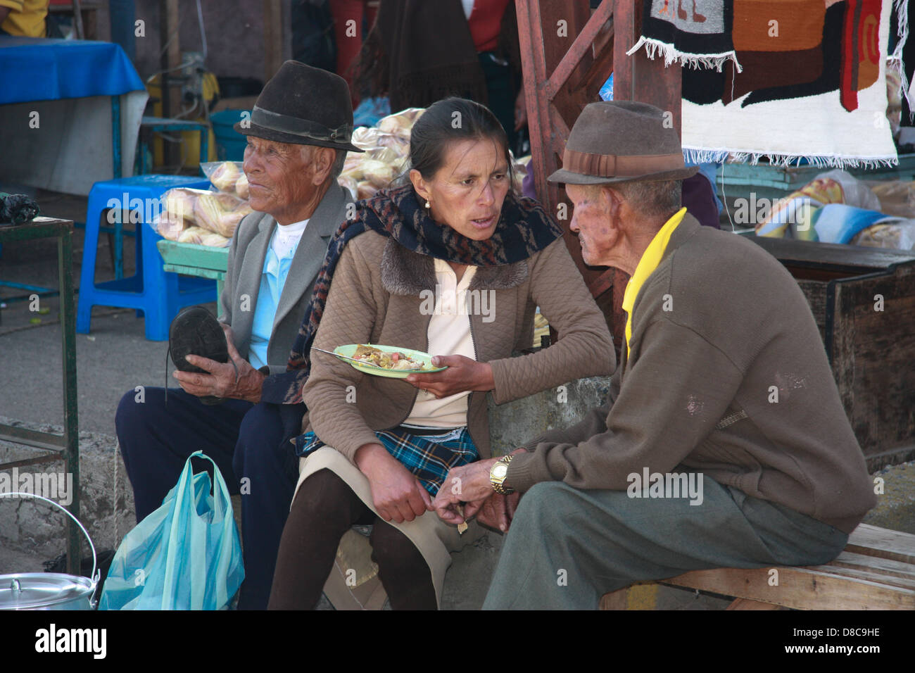 Il quechua persone parlando su un mercato piccolo, Ecuador Foto Stock