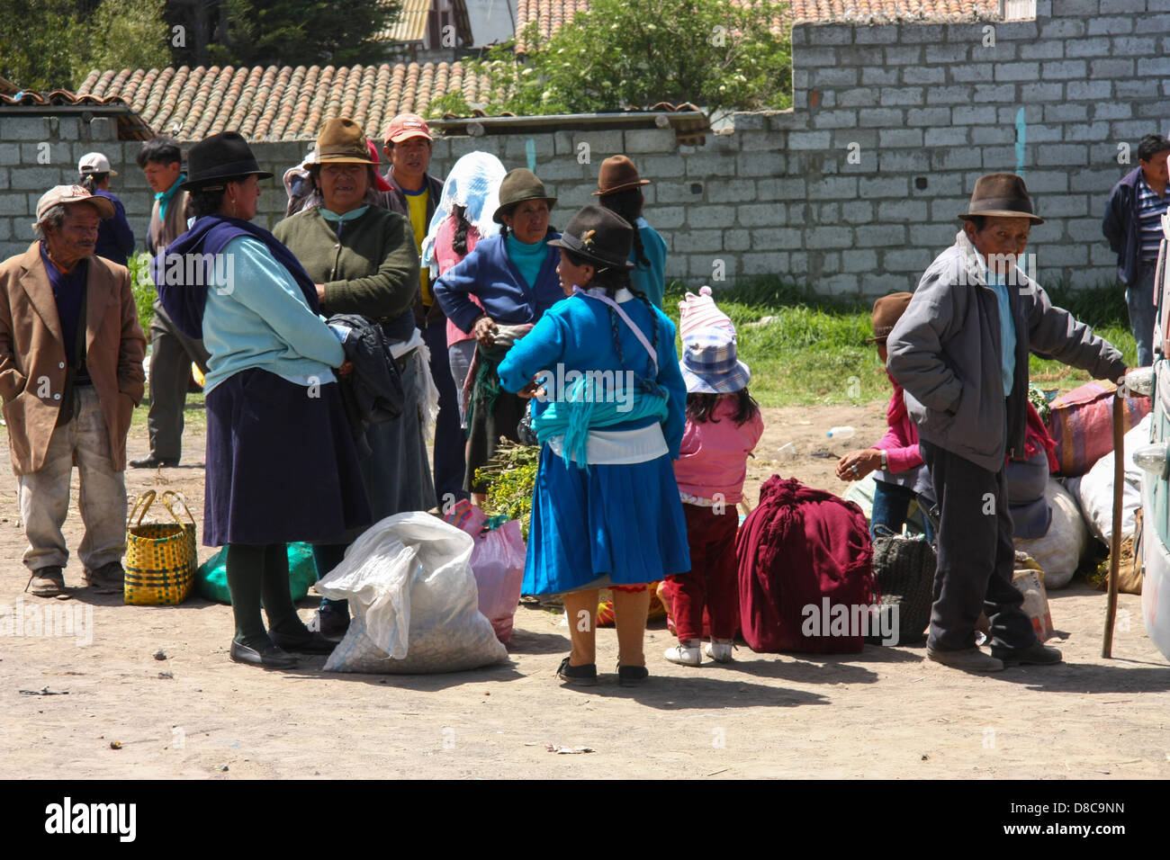 Vecchia Quechua persone in attesa per il bus su un mercato piccolo in Ecuador Foto Stock