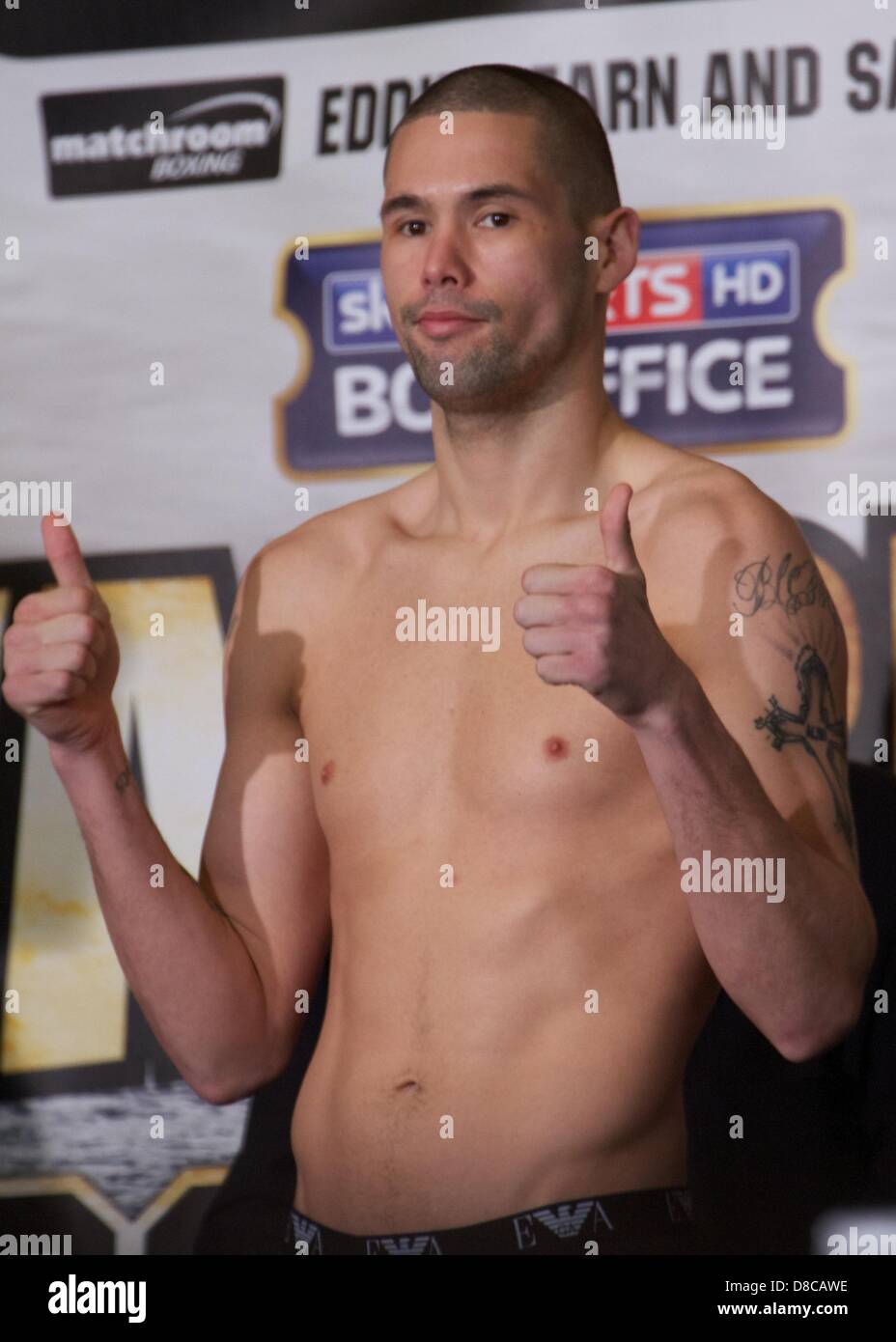 Londra, Regno Unito. Il 24 maggio 2013. Liverpool boxer Tony Bellew pesa il London O2 Piazza davanti al suo Pesi Mediomassimi rematch contro South African Isacco Chilemba. Credito: Paolo McCabe / Alamy Live News Foto Stock