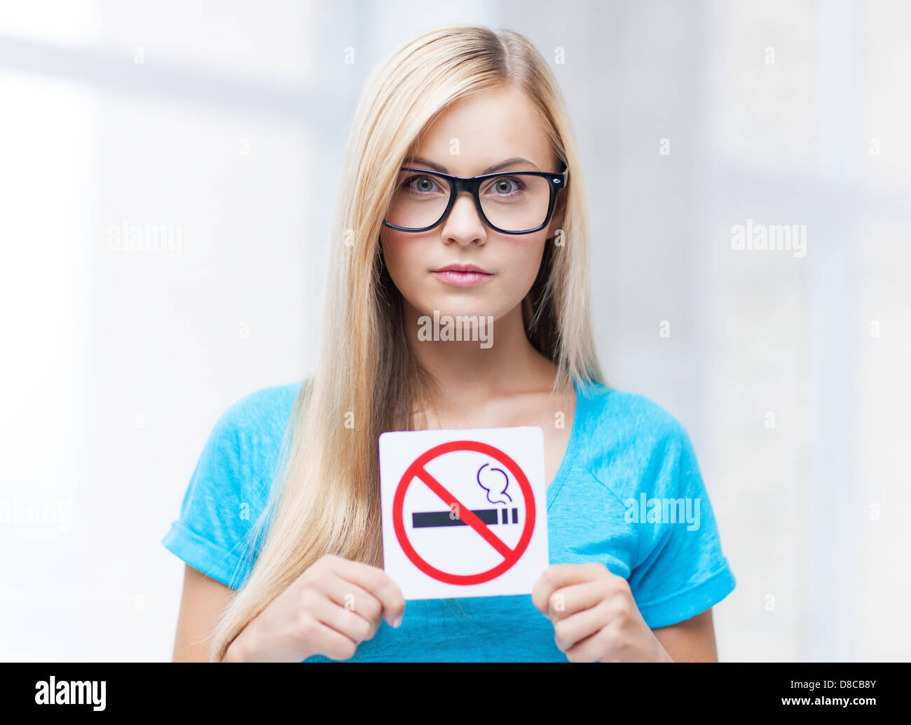 Donna con fumatori segno di restrizione Foto Stock