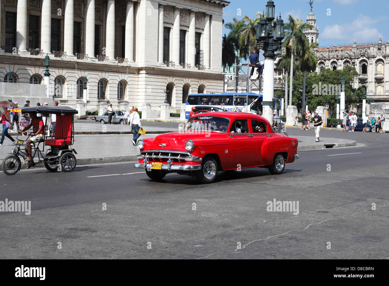 Vecchio American Fifties rosso auto Chevrolet essendo utilizzato come un Taxi per i residenti locali di Havana Cuba Foto Stock