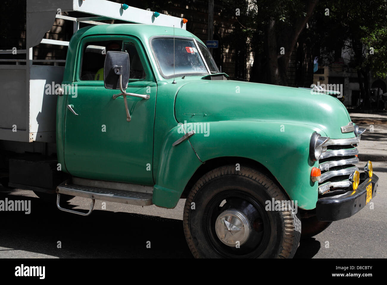 Vecchio cinquanta American carrello su strada in Havana Cuba Foto Stock