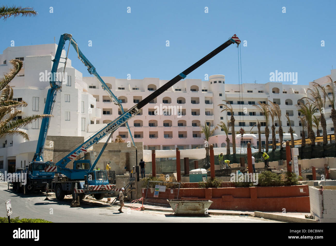 Un grande hotel di Bugibba Malta ha lavori di costruzione essendo effettuata nella sua motivazione Foto Stock