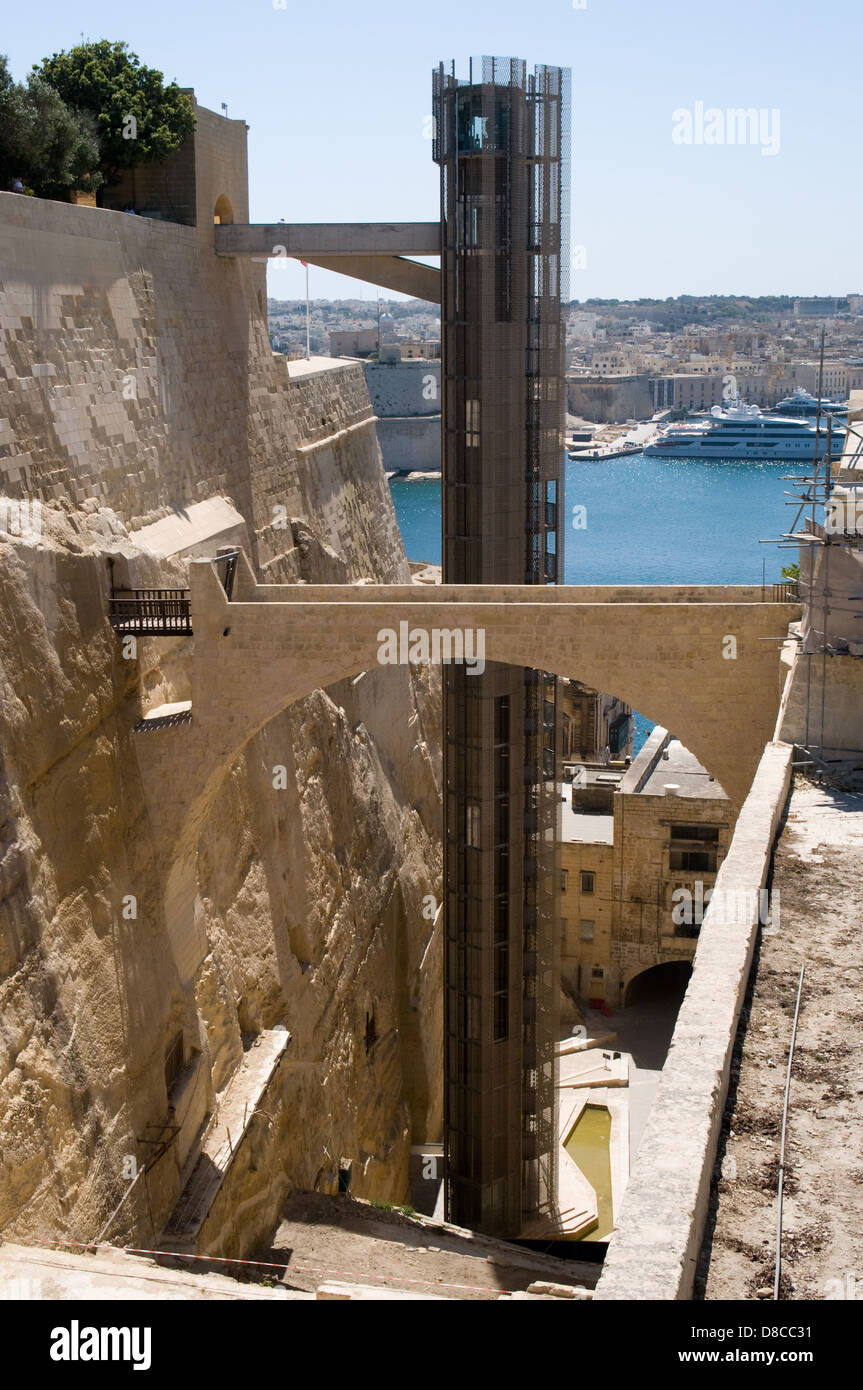 Il nuovo sollevamento Barrakka era consturcted durante il 2012 e aperto nel 2013. i t dispone di 2 autovetture ed è alta 51 metri. Foto Stock