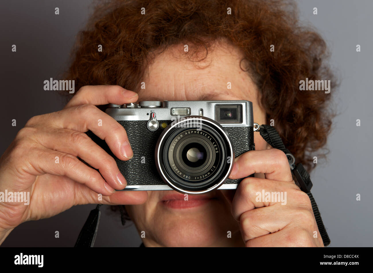 Fotografo di prendere foto con una Fuji X100 fotocamera digitale compatta Foto Stock