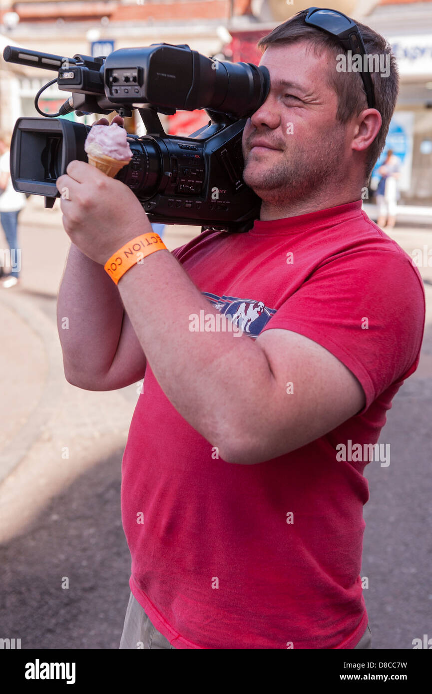 Un uomo riprese con una videocamera professionale nel Regno Unito Foto Stock