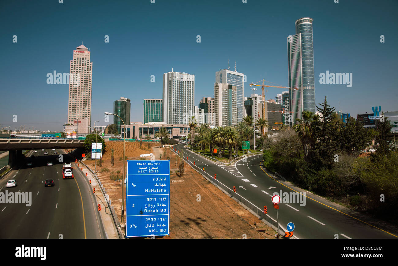 Edifici moderni e la strada con il ponte di Tel Aviv, Israele, Medio Oriente Foto Stock