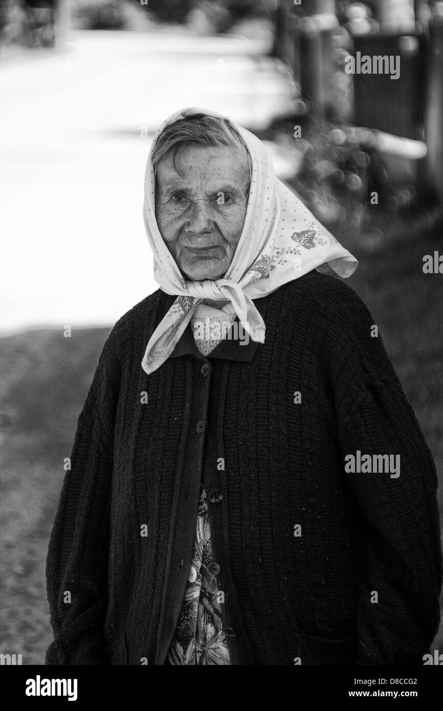 Nonna in un villaggio Foto Stock