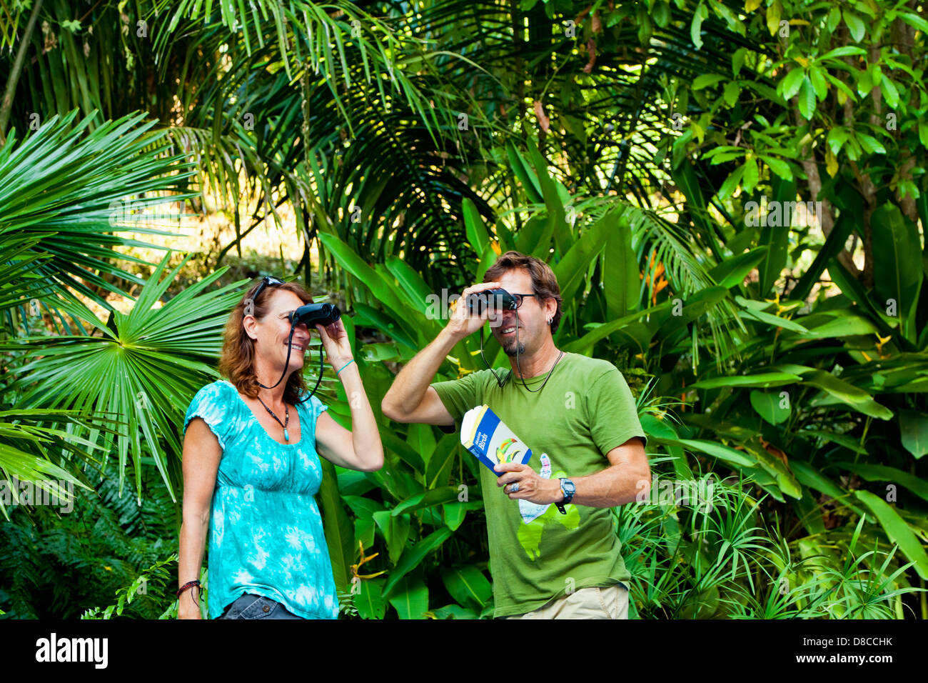 L uomo e la donna per il bird watching nella giungla Foto Stock
