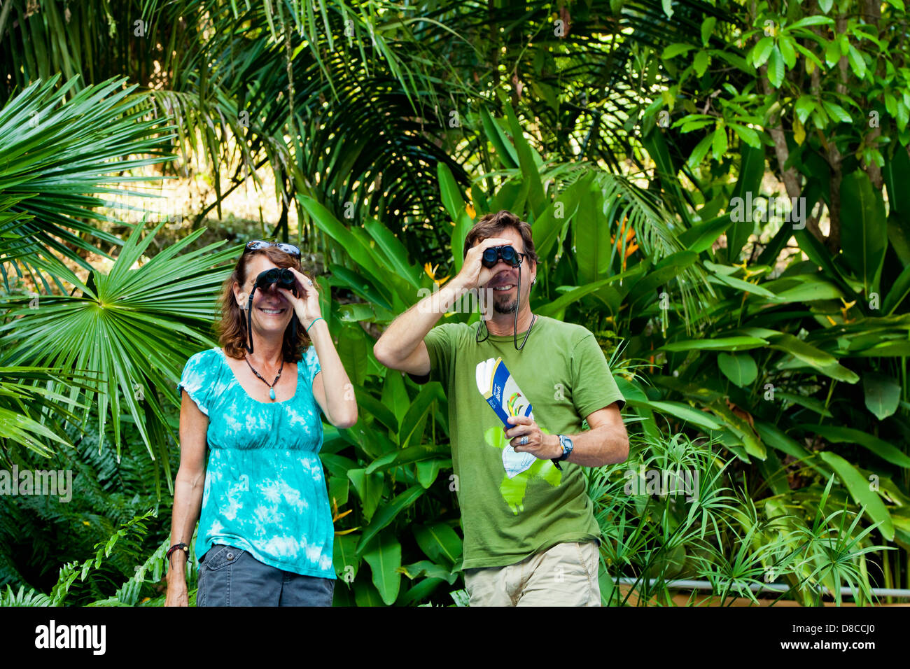 L uomo e la donna per il bird watching nella giungla Foto Stock