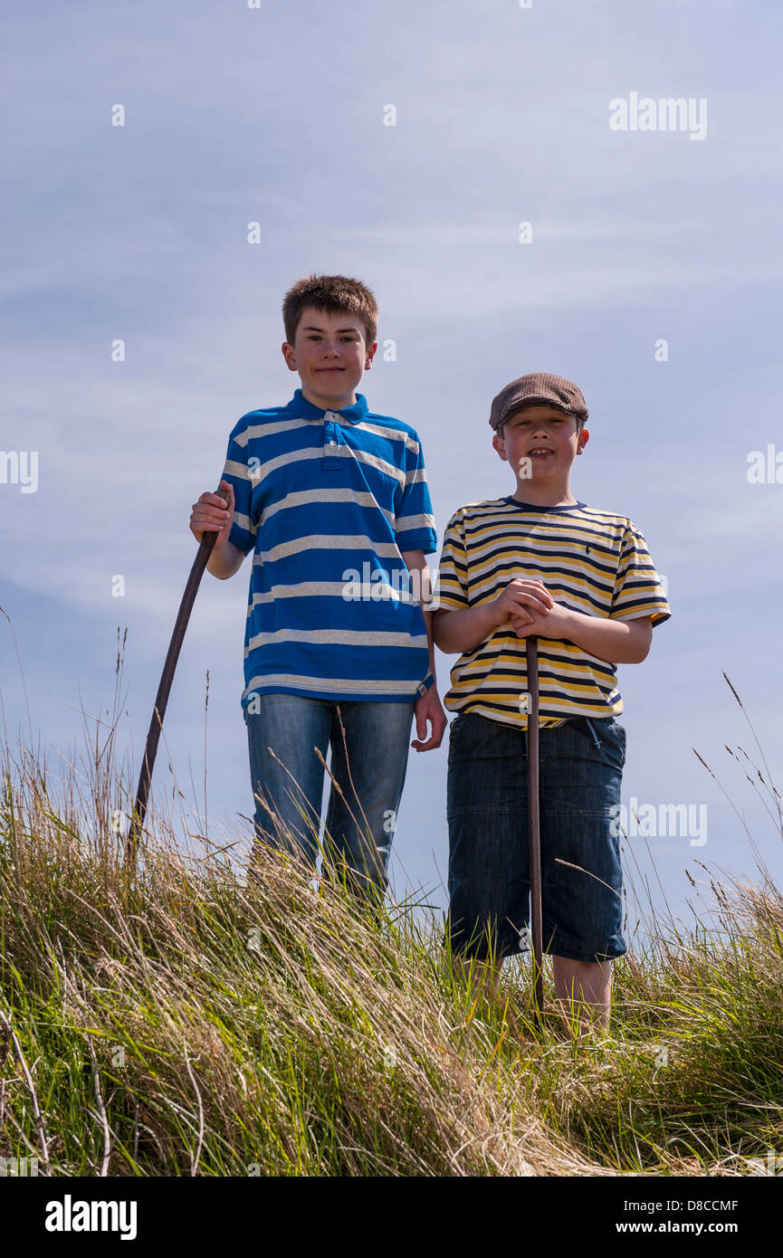 Due ragazzi ( fratelli ) età 9 e 13 su un paese a piedi nel Regno Unito Foto Stock