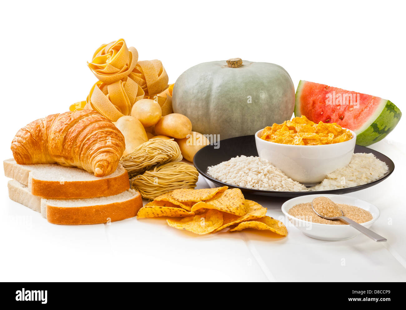 Elevato indice glicemico alimenti - i carboidrati che hanno un elevato indice glicemico rating, su uno sfondo bianco. Anteriore per la regolazione del back focus. Foto Stock