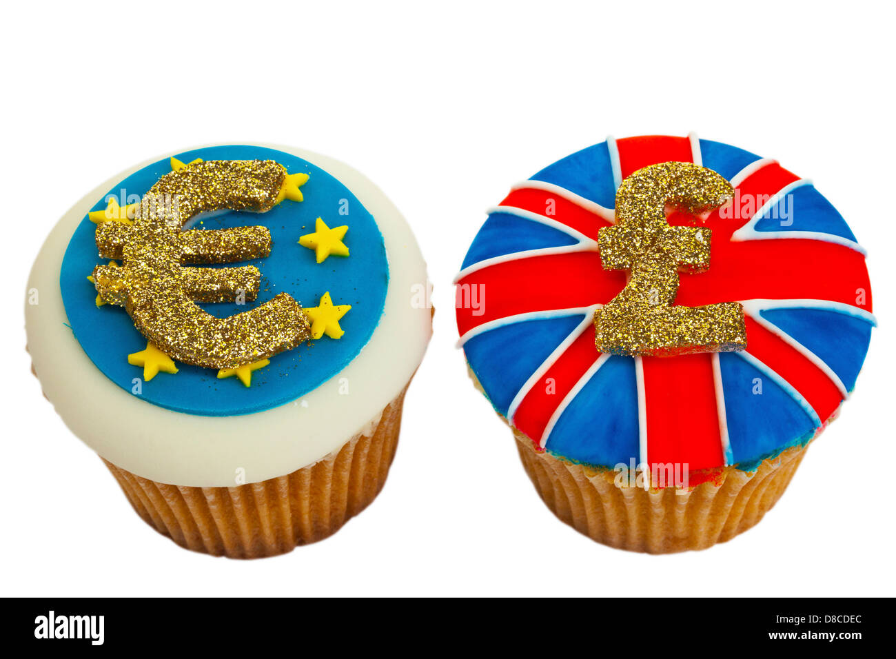 Due tortini ghiacciata decorata con euro e sterlina segni e bandiere. Foto Stock