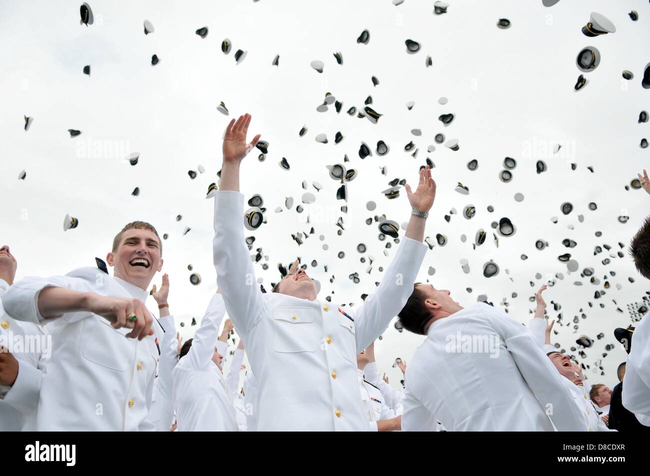 US Naval Academy laureati mescolare i loro cappelli a seguito della classe di 2013 graduazione e cerimonia di messa in esercizio il 24 maggio 2013 in Annapolis, MD. Il presidente Barack Obama ha dato l'indirizzo di inizio. Foto Stock