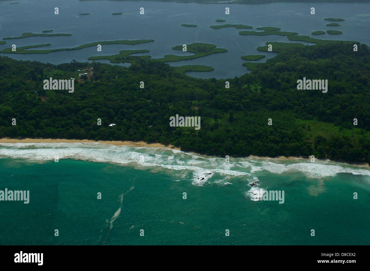 Vista aerea di onde bianco proveniente da isola Bastimentos shore Foto Stock