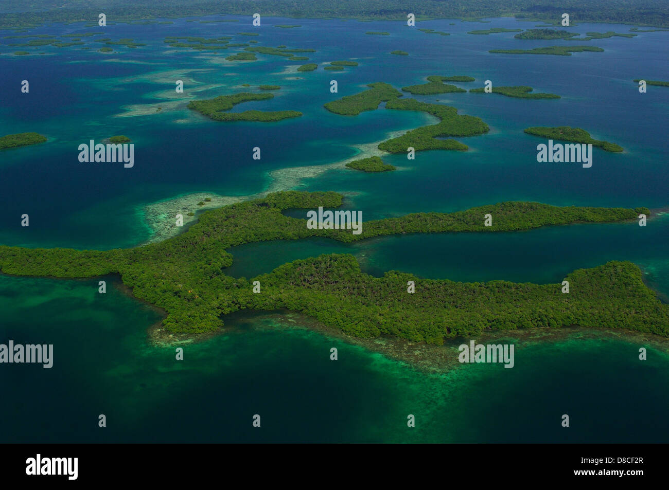 Isole di mangrovie e le barriere coralline a Bastimentos National Marine Park Foto Stock