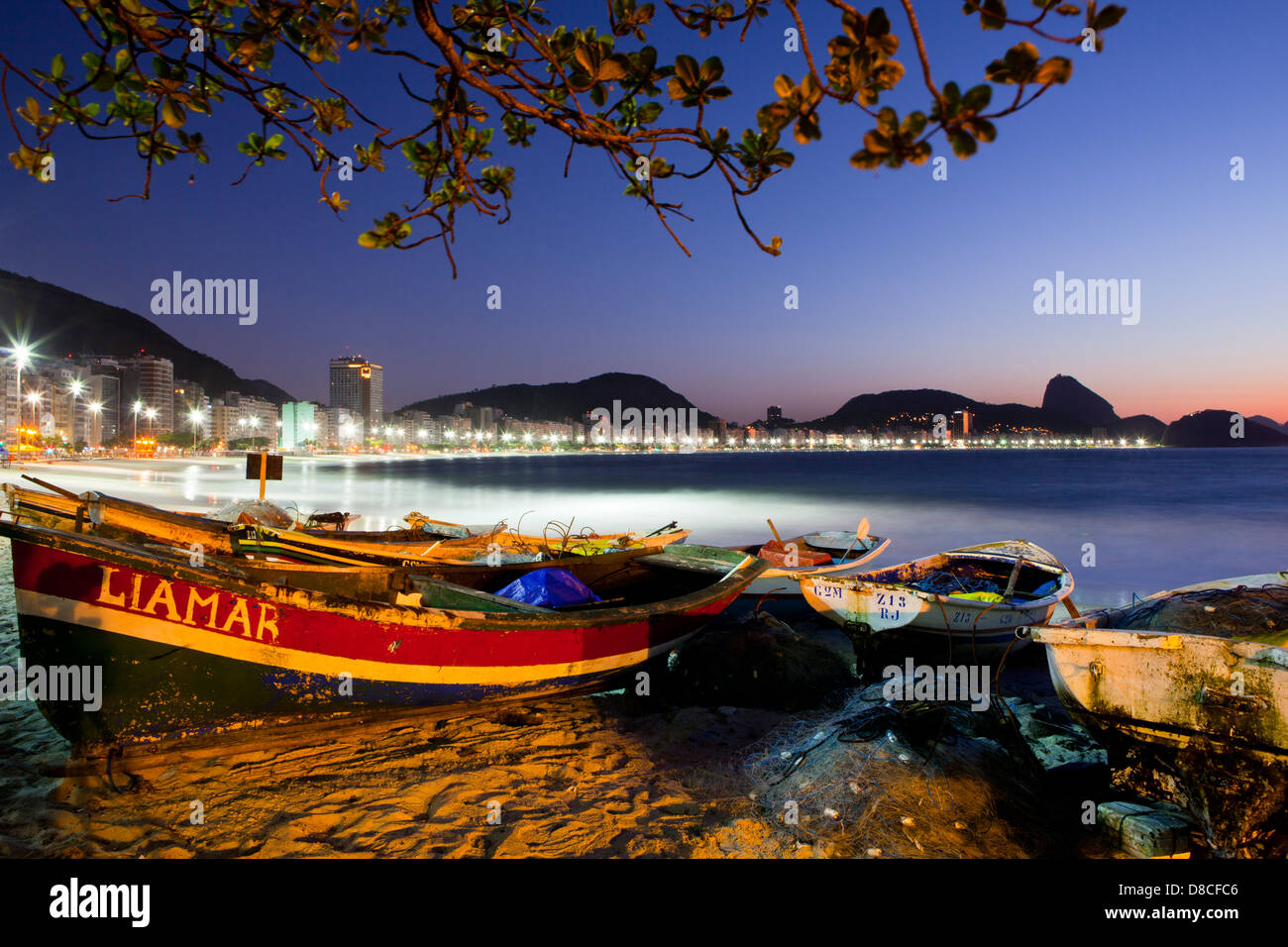 Alba alla spiaggia di Copacabana con il Pan di Zucchero e la barca da pesca e di Rio de Janeiro in Brasile. Foto Stock