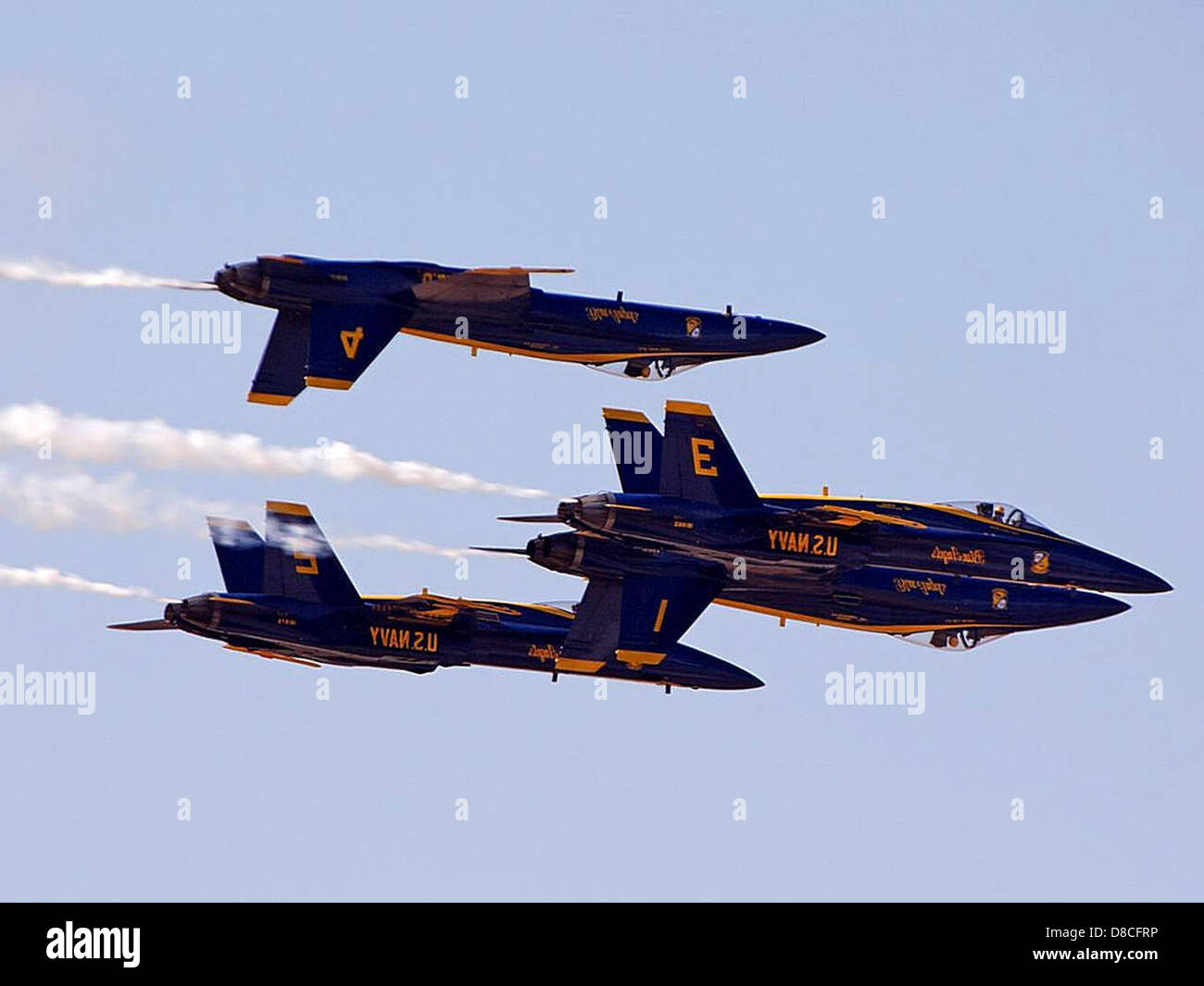 I Blue Angels eseguono una mostra aerea al Miramar Airshow, mostrando le loro abilità di volo di precisione e le manovre sincronizzate sui loro iconici jet. Foto Stock