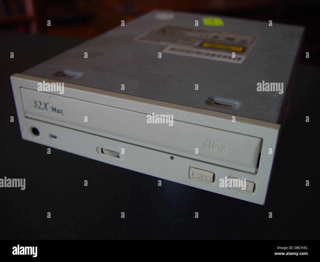La vista del pannello anteriore di un'unità CD-ROM, che mostra il pulsante e il vassoio dell'unità Questa immagine evidenzia il design e la funzione tipici delle unità CD-ROM nei computer meno recenti. Foto Stock