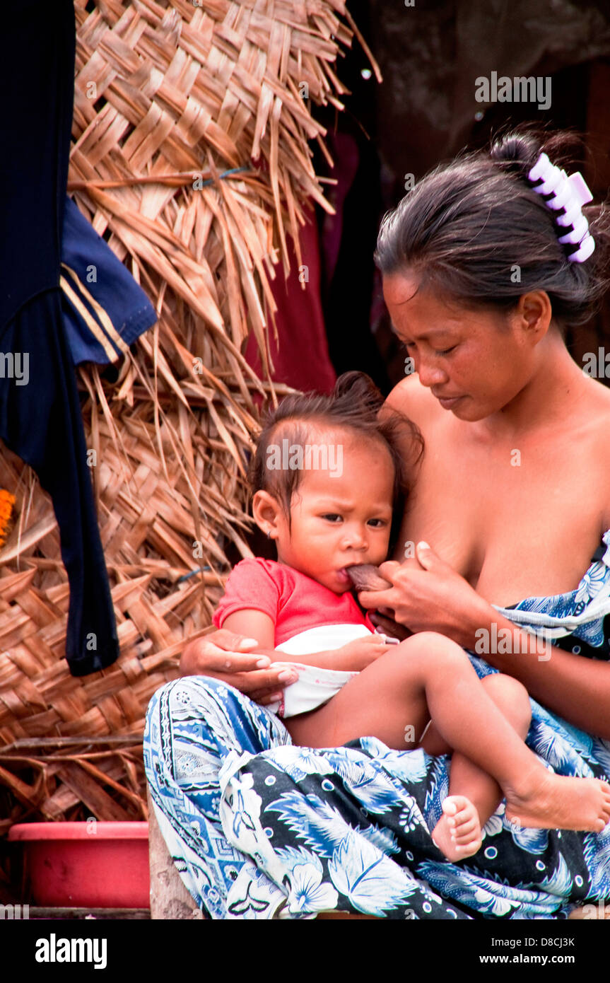 La madre era alimentare il bambino di fronte alla sua capanna flottante in Semporna Sabah il Apr 22 2013 Foto Stock