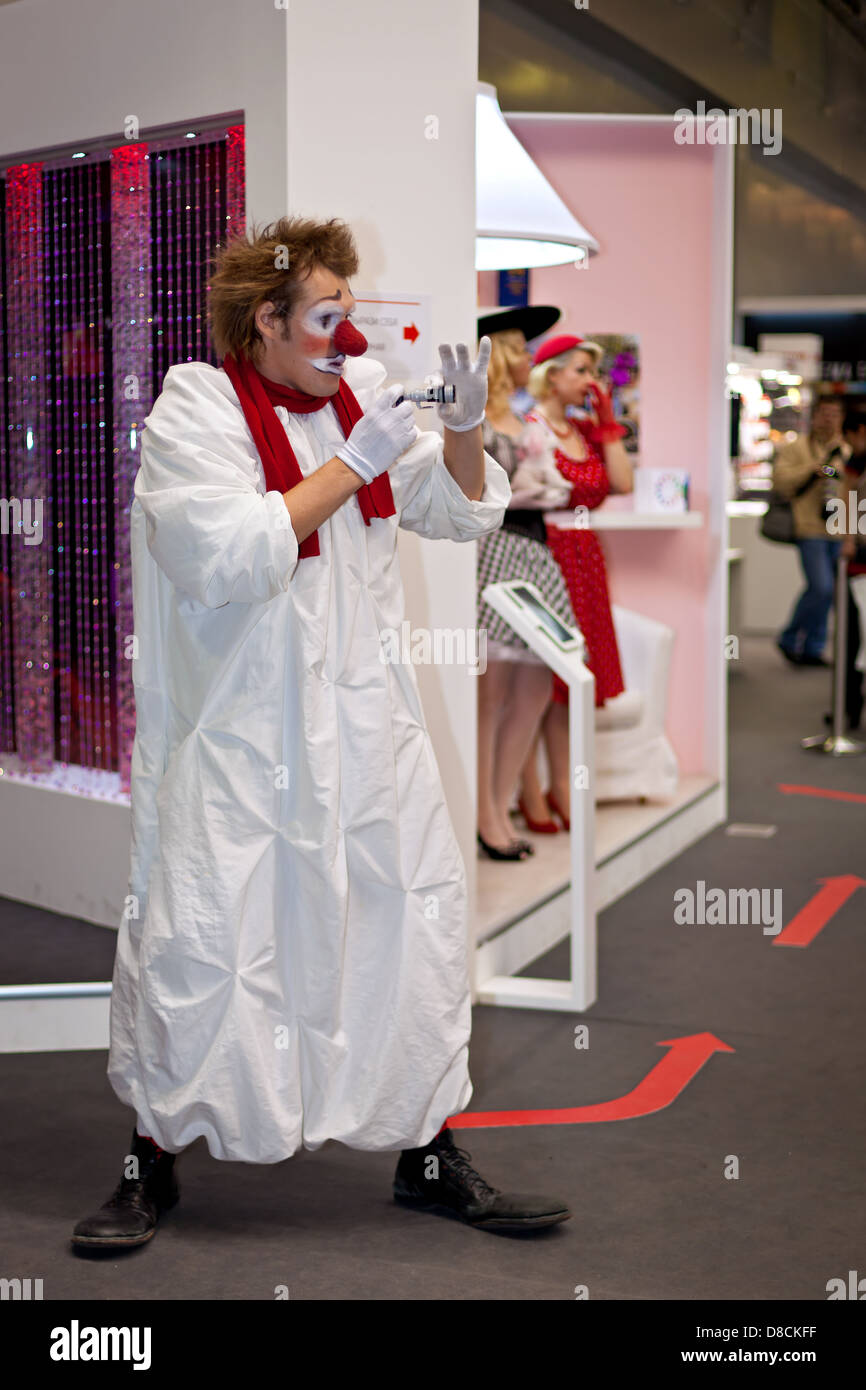 Clown intrattenere i visitatori a Canon stand al Consumer Electronics & Photo Expo, 14 aprile 2013 a Mosca, in Russia. Foto Stock