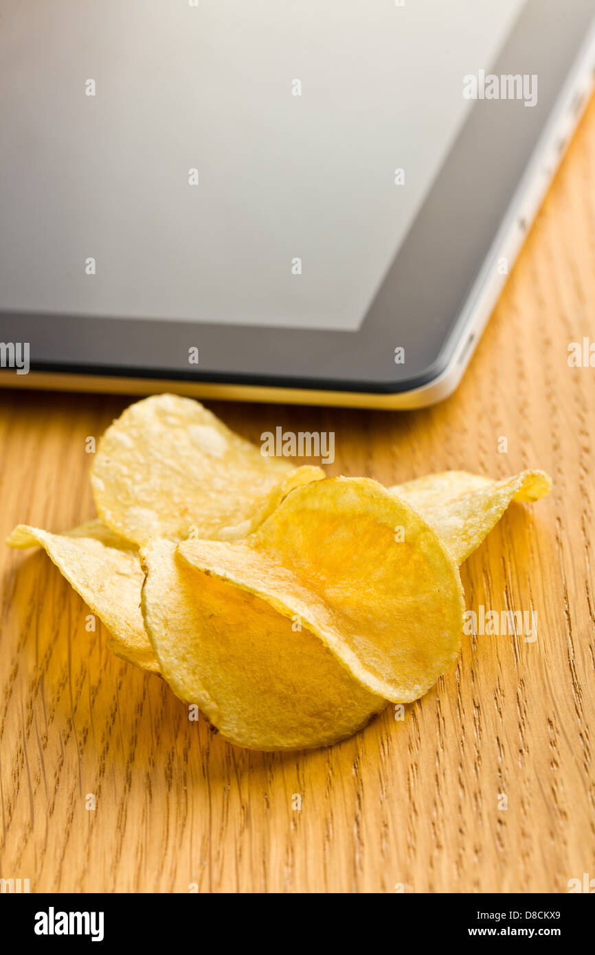 Croccanti patatine sul tavolo per ufficio Foto Stock