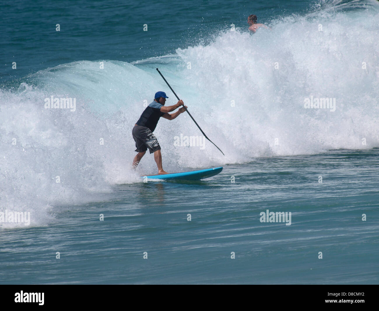 Bordo del surfista con pala lungo newcastle Nuovo Galles del Sud Australia Foto Stock