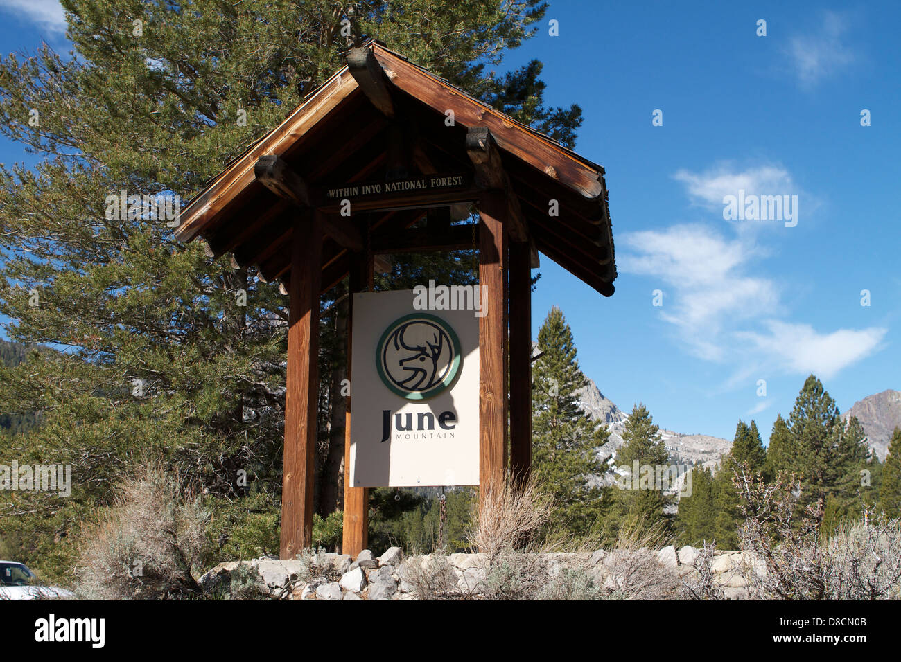 Giugno Mountain Ski resort segno nelle montagne della Sierra Nevada in California Foto Stock