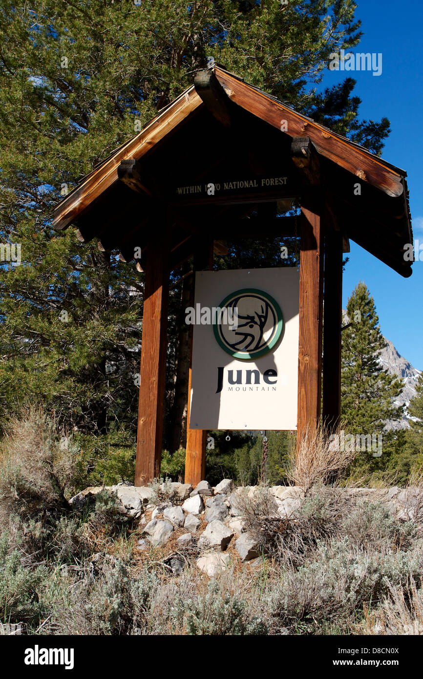 Giugno Mountain Ski resort segno nelle montagne della Sierra Nevada in California Foto Stock