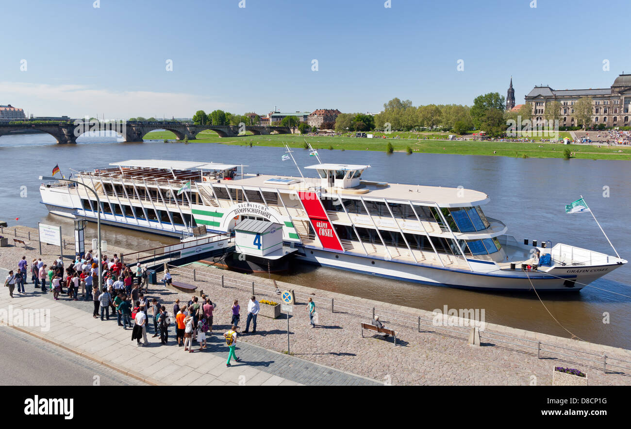 Dresden - attracco del fiume navi da crociera; Saxonia, Germania, Europa Foto Stock