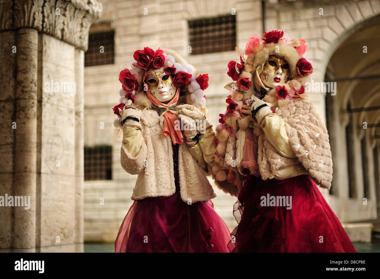 Una coppia di donne indossando il tradizionale carnevale maschere e costumi  che posano per una foto, Venezia, Italia Foto stock - Alamy