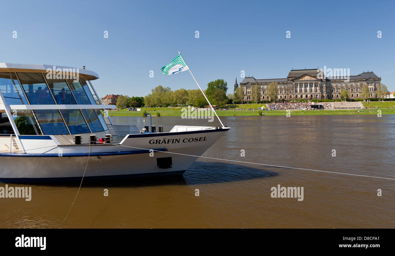 A Dresda, Terrassenufer - Fiume nave da crociera; Saxonia, Germania, Europa Foto Stock