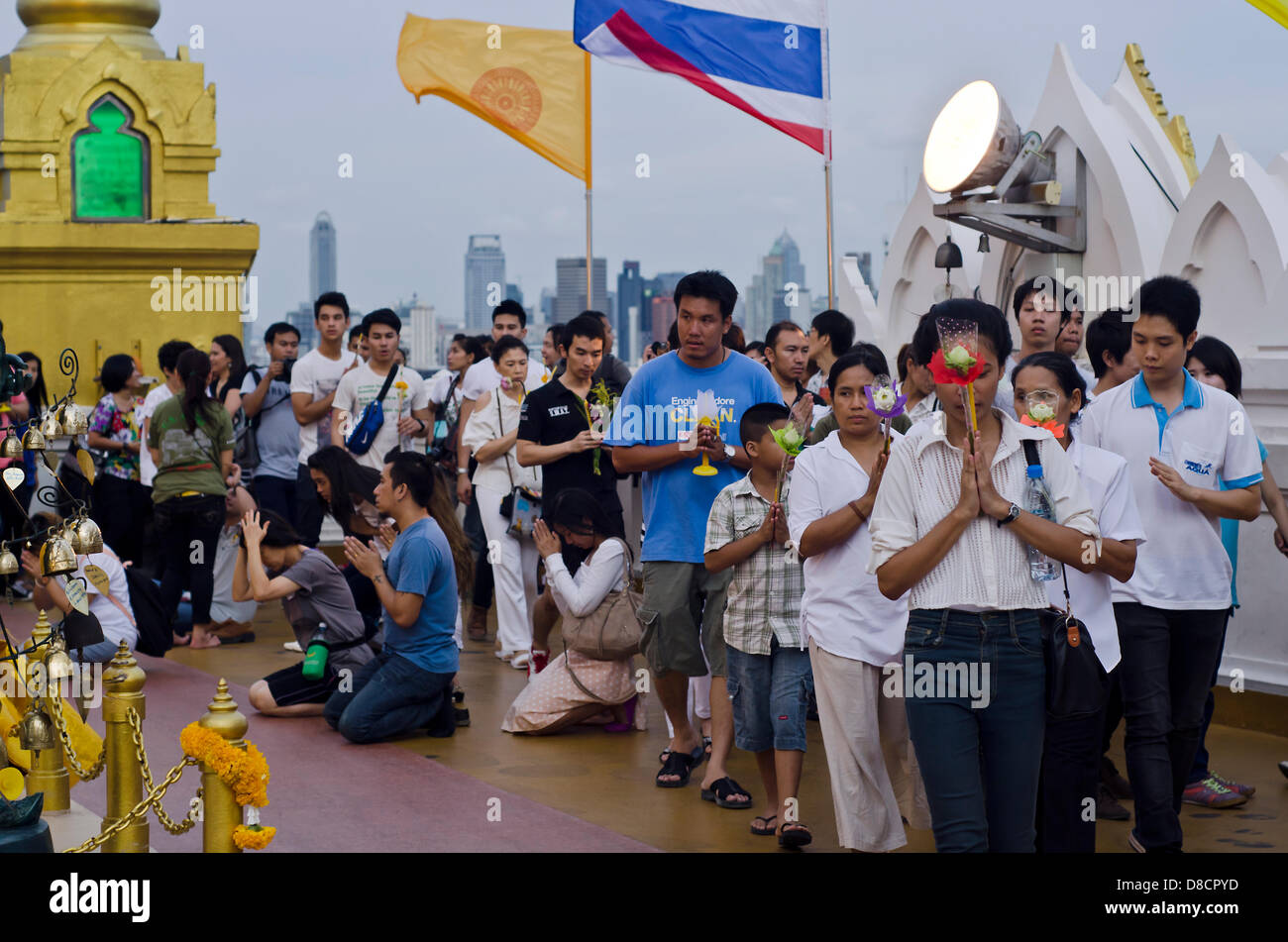 Wat Sakhet, Bangkok, Thailandia. Il 24 maggio 2013. Thai devoti celebra la festa buddista di Visakha Puja al Wat Saket in Bangkok .Tenuta in occasione del Maggio luna piena, questo è il giorno più importante del calendario buddista,celebra la nascita,l'illuminazione e la morte del Buddha.Bangkok ,Wat Sakhet il 24 maggio. Credit:Pawel Bienkowski /Alamy Live News Foto Stock