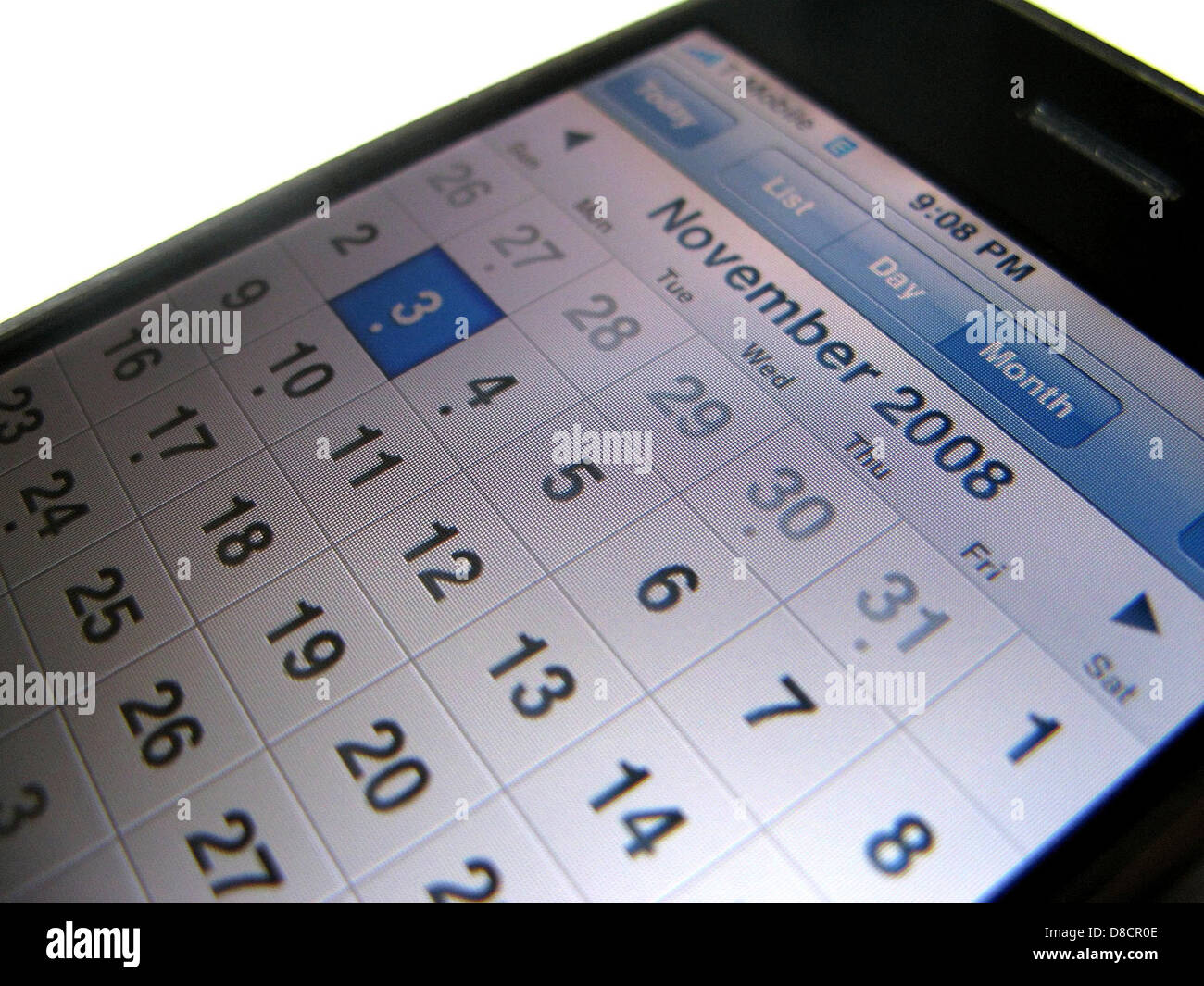 Primo piano della schermata del calendario di un iPhone, che visualizza date ed eventi. L'immagine si concentra sull'elegante interfaccia digitale, che mostra come l'iPhone organizza appuntamenti e promemoria. Foto Stock