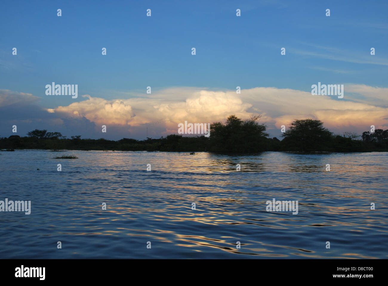 Incalza nuvole bianche su fiume Magdalena Foto Stock