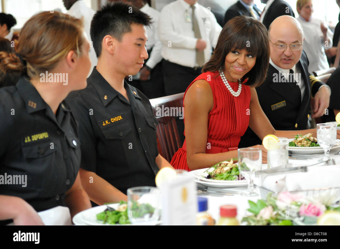 Noi la First Lady Michelle Obama ha il pranzo con aspiranti guardiamarina in King Hall presso l'Accademia Navale degli Stati Uniti Aprile 17, 2013 in Annapolis, MD. Foto Stock