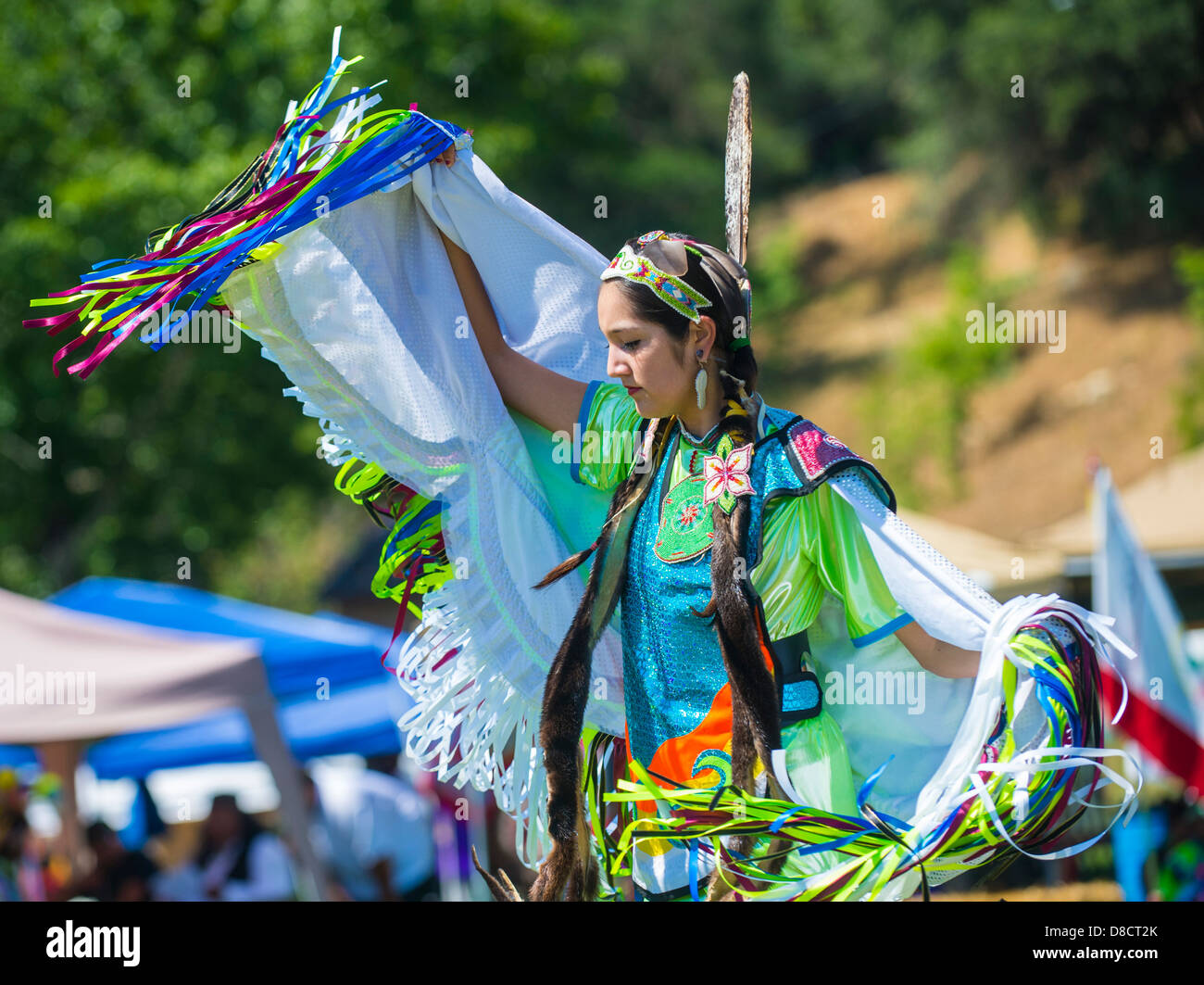 Un nativo non identificato donna Indiana che prende parte al Mariposa ventesimo annuale di Pow Wow in California Foto Stock