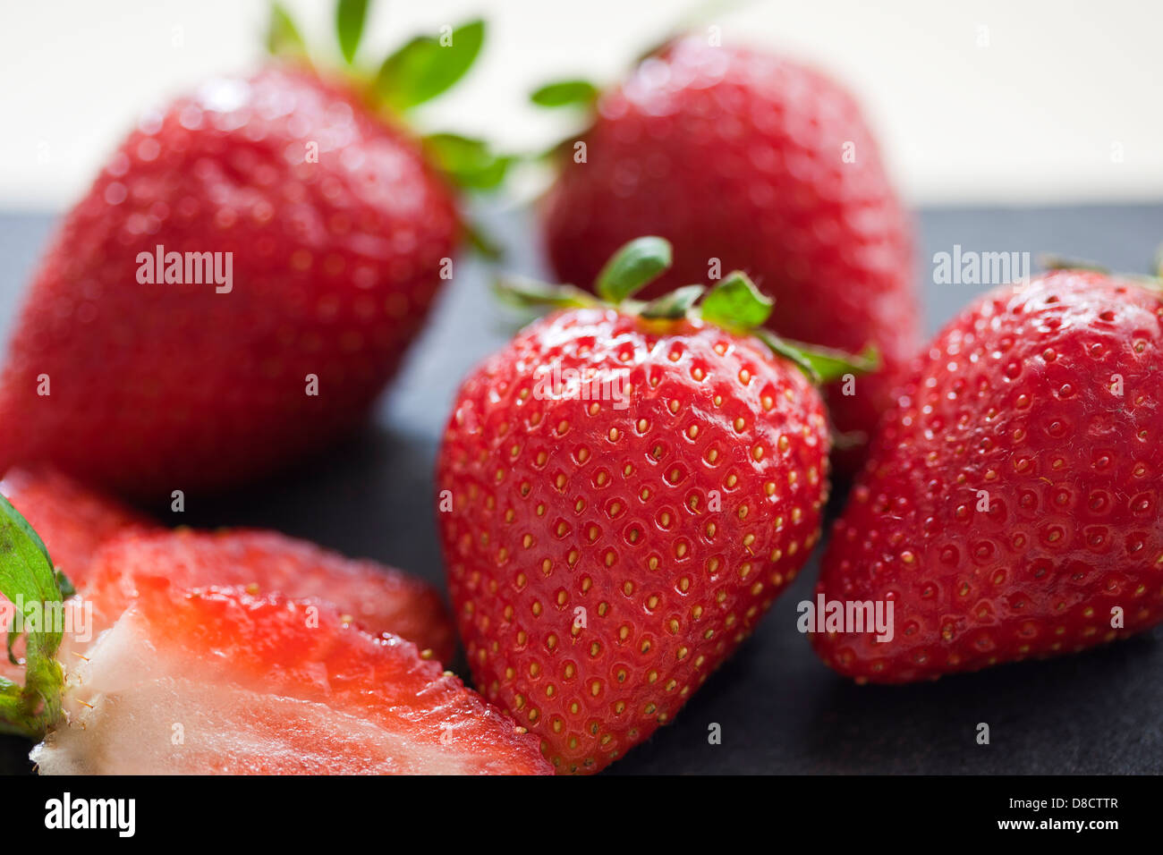 Le fragole impostato su sfondo grigio. Foto Stock