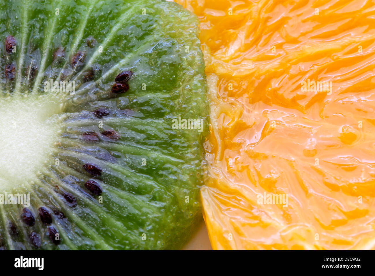 Il piatto con fette di kiwi e slice sulla forcella forata .insalatiera con kiwi e arance-kiwi fette- Foto Stock