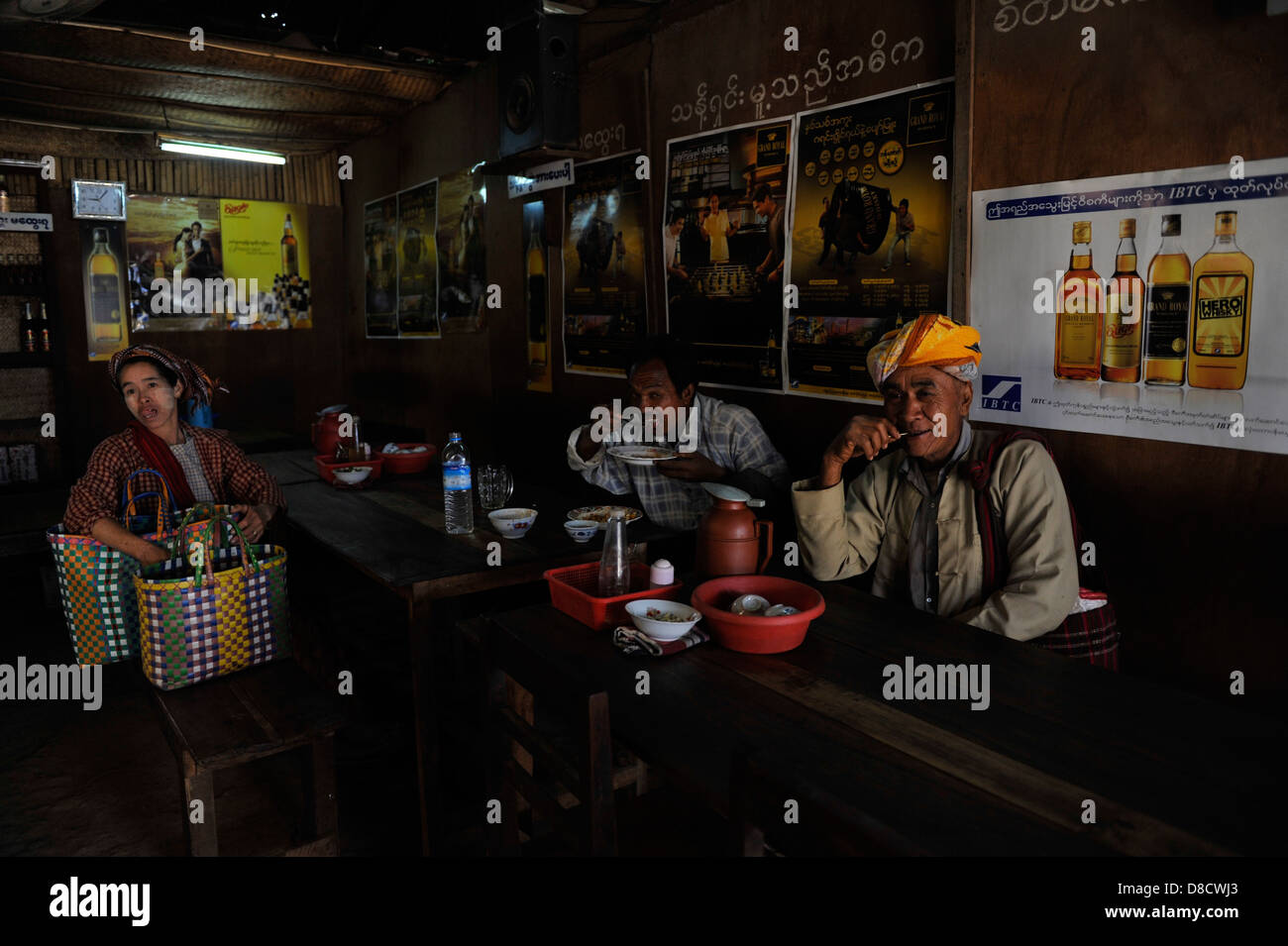 All'interno di un ristorante presso il mercato Aungban nello Stato di Shan,Myanmar Foto Stock