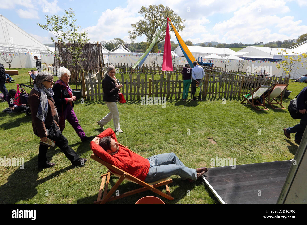 Hay on Wye, Regno Unito. Sabato 25 Maggio 2013. Nella foto: un serate dei goer sdraiati su festival verdi. Il Telegraph Hay Festival, Hay on Wye, POWYS, GALLES. Credito: D Legakis/Alamy Live News Foto Stock