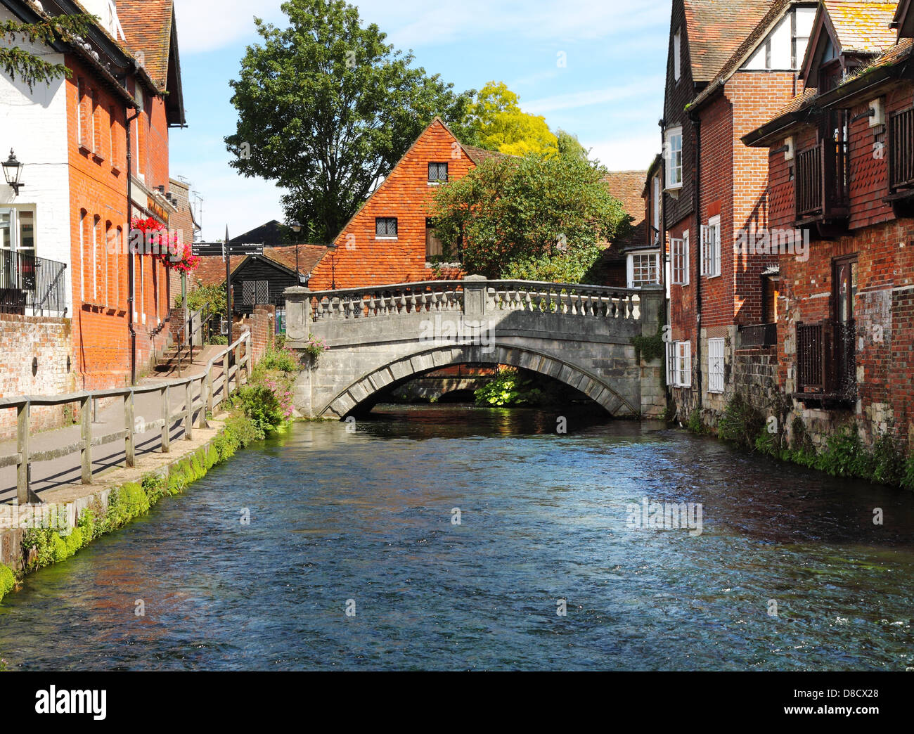 Il fiume Itchen nella città di Winchester in Hampshire Inghilterra Foto Stock