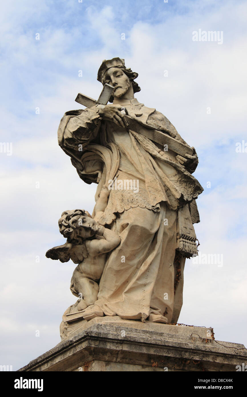 Statua di San Giovanni di Nepomuk a Ponte Milvio. Roma, Italia Foto Stock