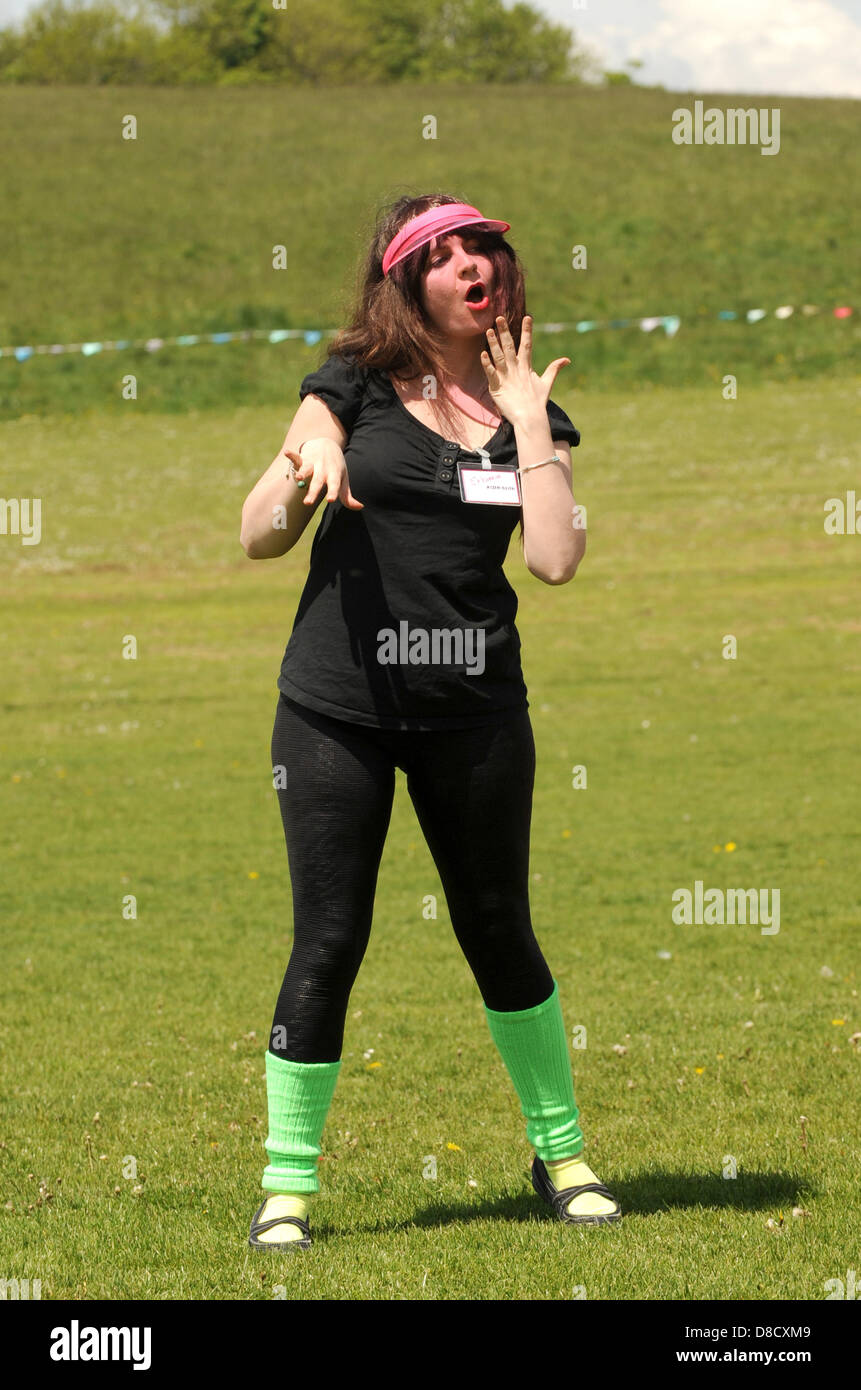 Brighton, Sussex, Regno Unito. Il 25 maggio 2013. Centinaia di persone e anche alcuni cani tutti abbigliati come Kate Bush cantare e ballare di Wuthering Heights che tentano di rompere un unofficial record del mondo per la medicazione di persone come il famoso cantante in un luogo . La manifestazione organizzata da Shambush! Si è tenuto nel parco Stanmer Brighton e oggi è parte della Brighton Fringe Festival . Fotografia scattata da Simon Dack/Alamy Live News Foto Stock