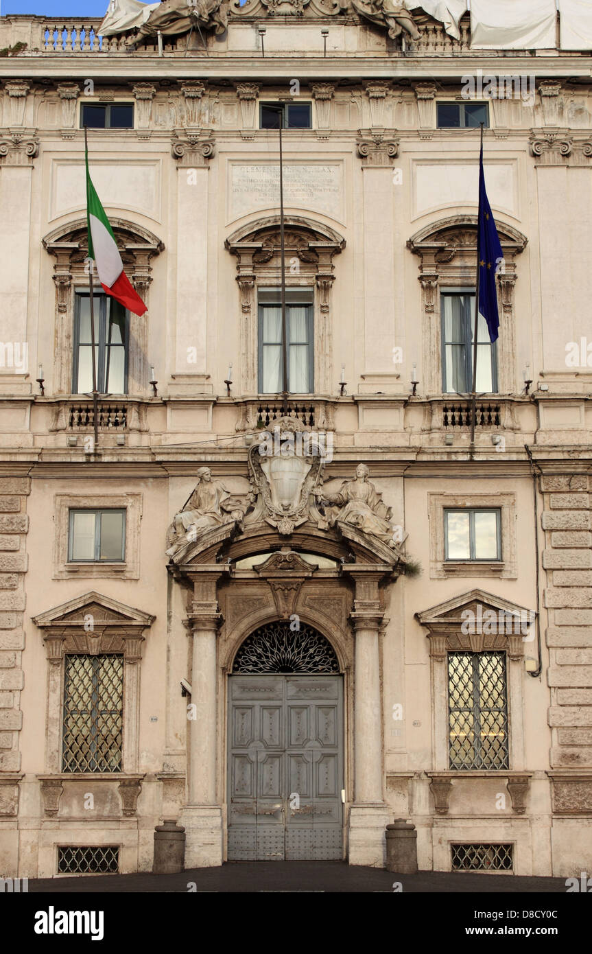 La facciata della Corte Costituzionale Palace di Roma, Italia Foto Stock