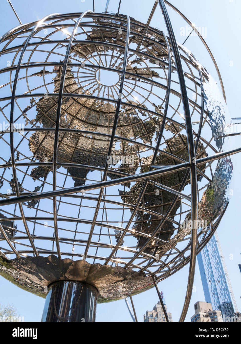 Globo in acciaio scultura, 59th Street, Columbus Circle, NYC Foto Stock